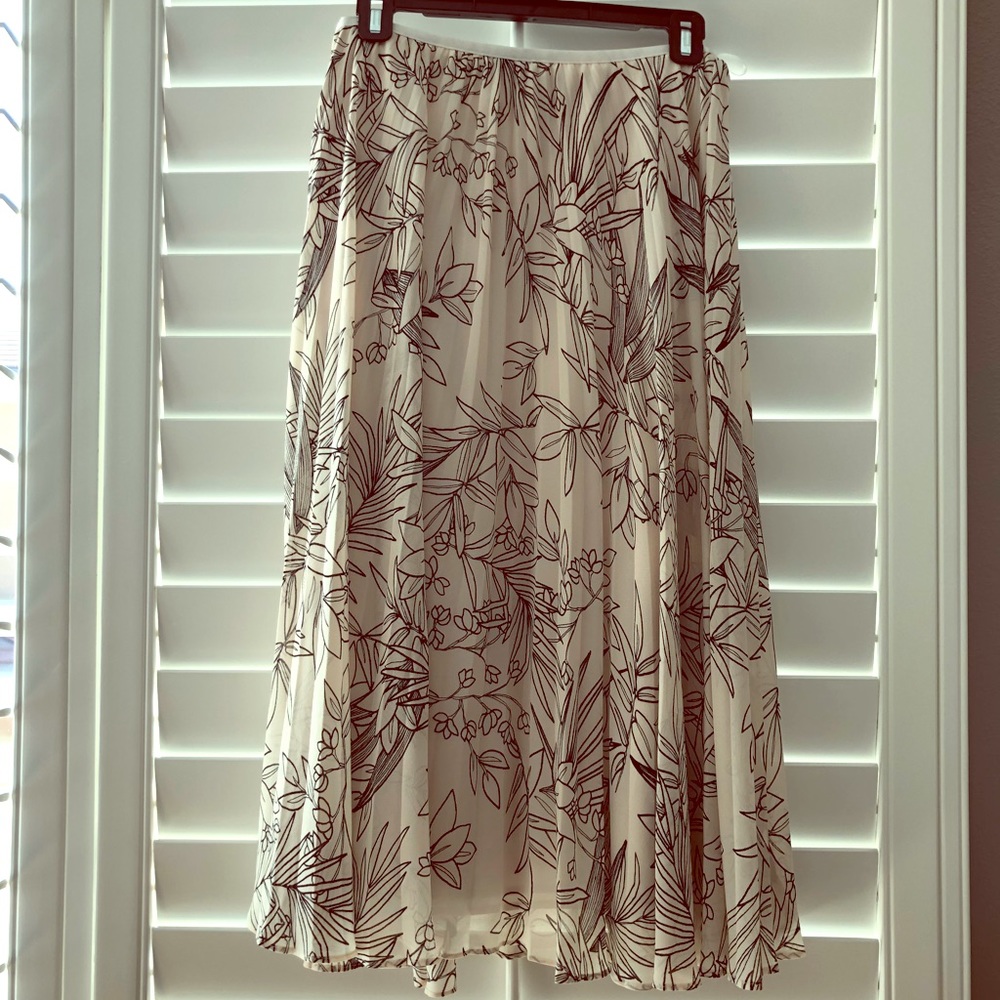 Aritzia Babaton pleated skirt